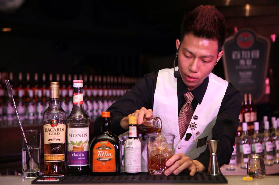 深圳宝安餐吧招聘调酒师一名，薪资（5500-7000）