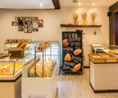 蛋糕店招.全能师傅工资5000--8500，面包师傅工资4000--5500