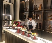 朱光.云山1号品鉴会，展翅蛋糕学员现场甜品太及咖啡制作