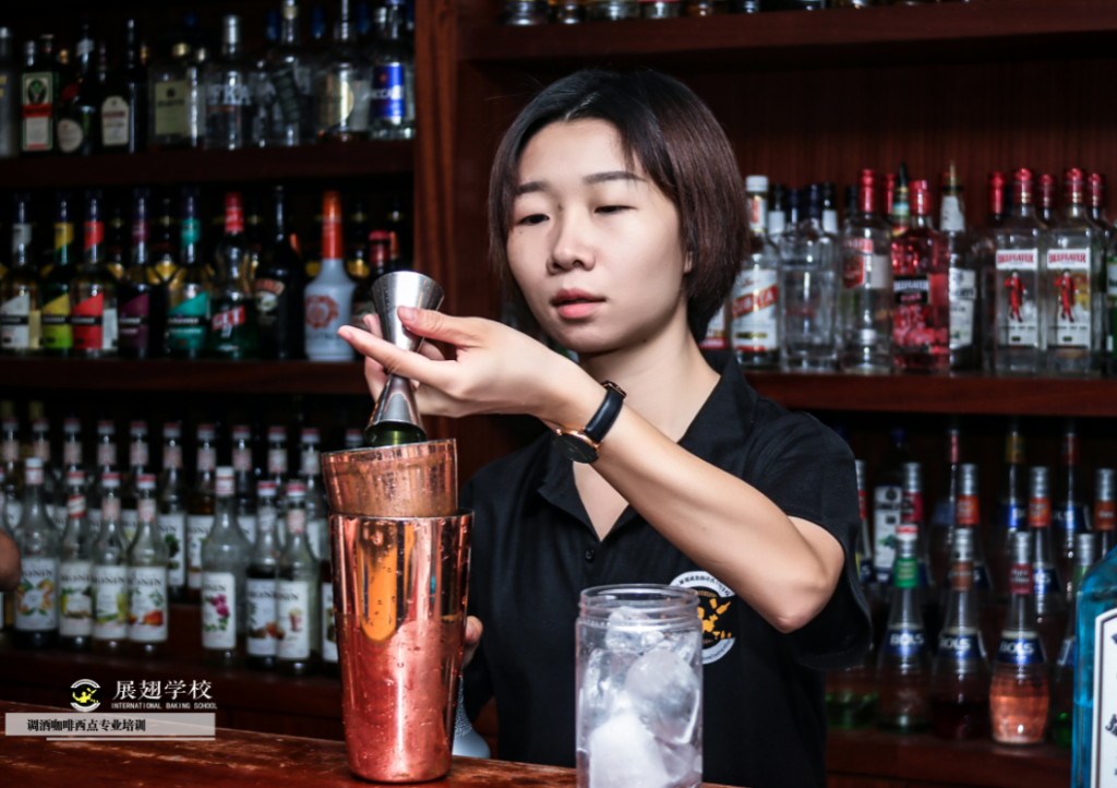 调酒师培训学校多少钱学费？